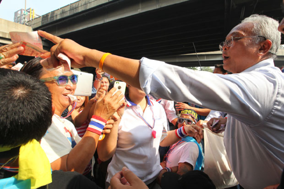 "สุเทพ" ส่งทนายขอเลื่อนอัยการ "สุเทพ" ส่งทนายขอเลื่อนอัยการ