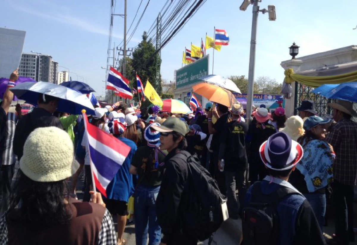 ม็อบบุกราชภัฎพระนครหลังมีข่าวให้กกต.ทำงาน