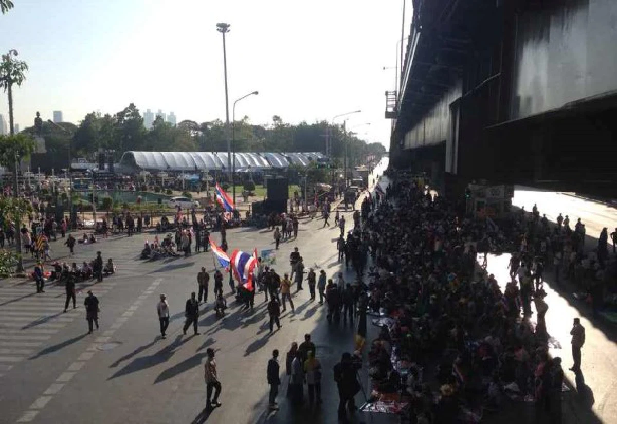 กปปส.ปิดแยกศาลาแดงมวลชนปักหลักสวนลุมฯ