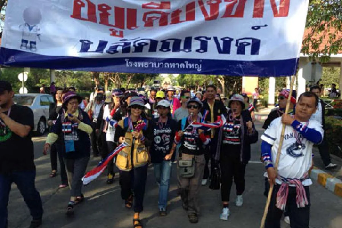อดีต2รัฐมนตรีร่วมม็อบสธ.บุกแยกลาดพร้าว