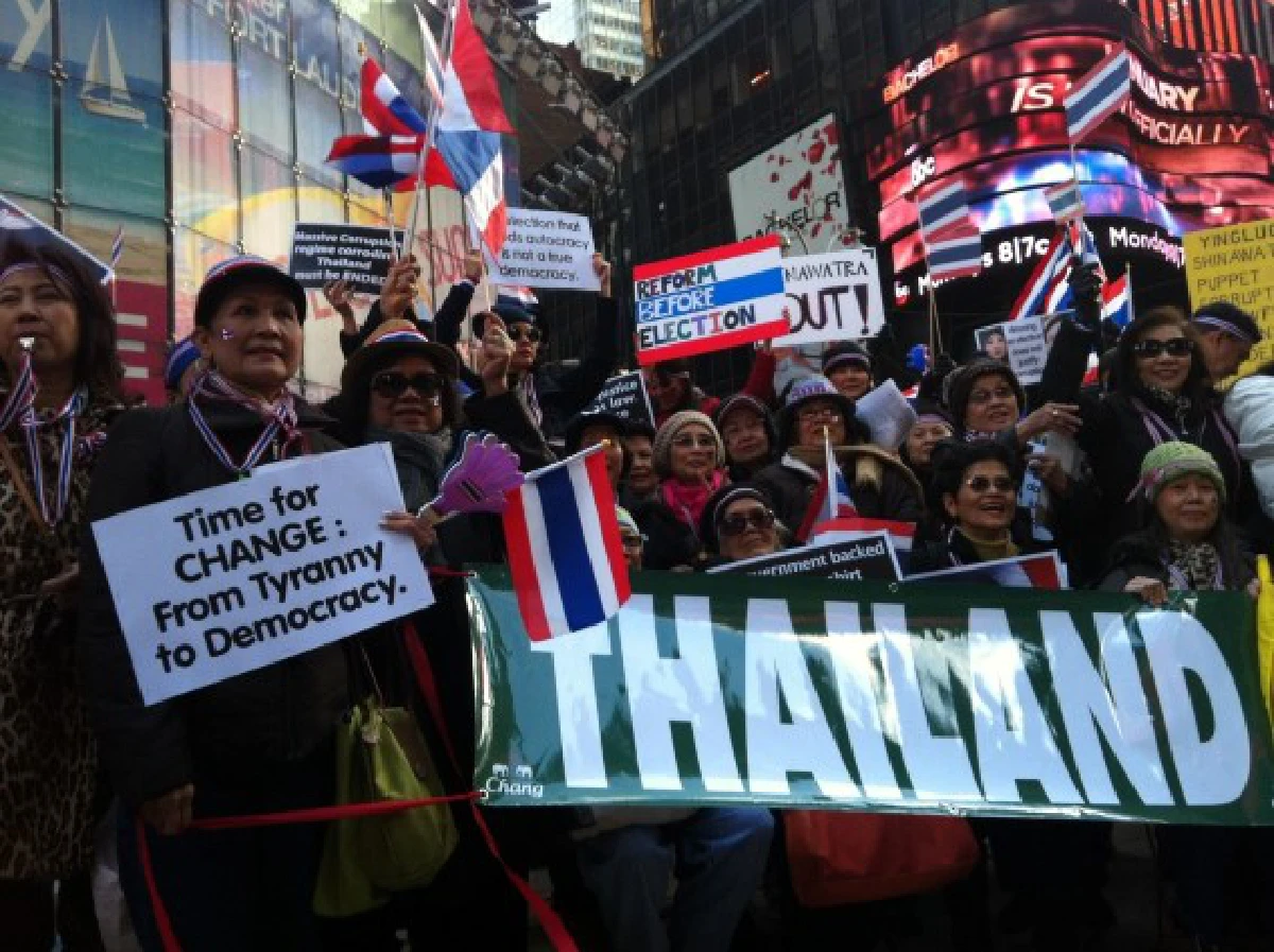 คนไทยในนิวยอร์กชุมนุมแสดงพลังจี้"ปู"ลาออก