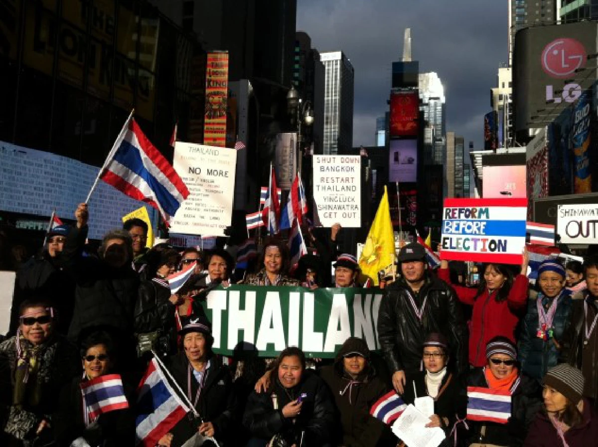คนไทยในนิวยอร์กชุมนุมแสดงพลังจี้"ปู"ลาออก