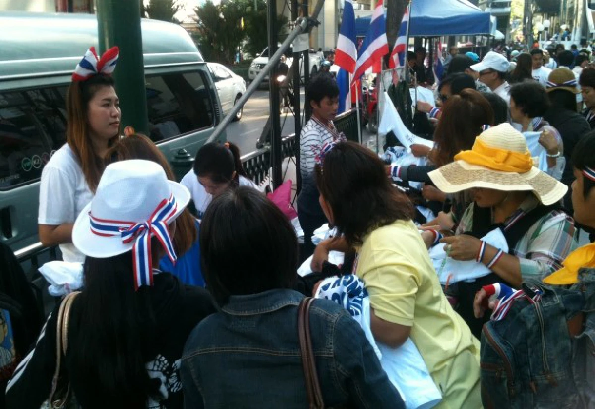 "เสื้อยืดสัญลักษณ์"สินค้าสุดฮิตโกยยอดวันละแสน