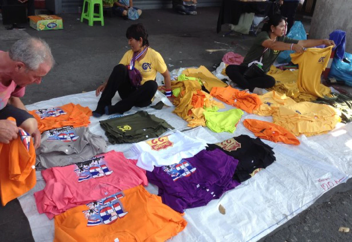 "เสื้อยืดสัญลักษณ์"สินค้าสุดฮิตโกยยอดวันละแสน