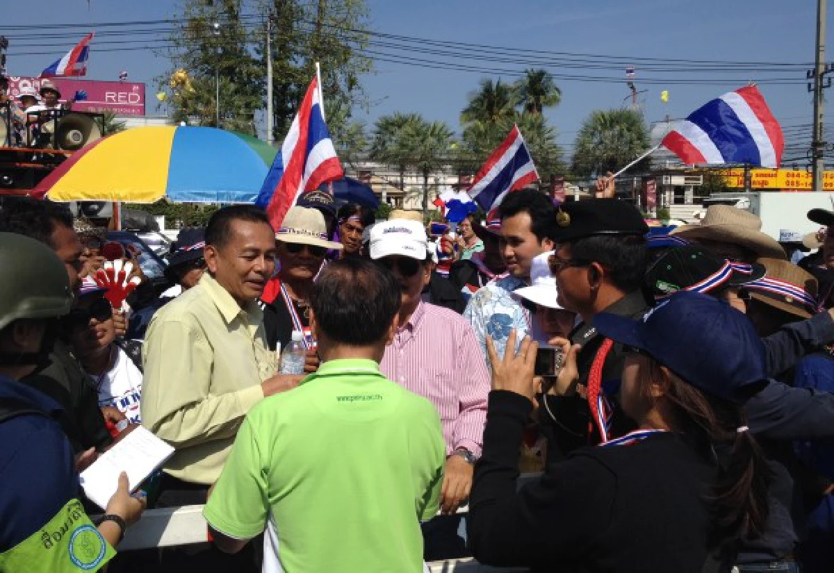 ม็อบบุกราชภัฎพระนครหลังมีข่าวให้กกต.ทำงาน