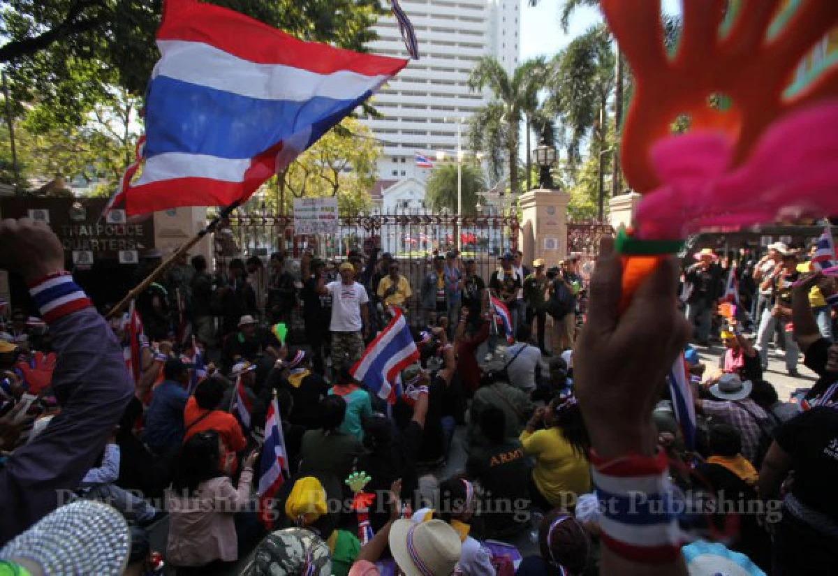 ม็อบปักหลักหน้าสตช.ไล่นายกฯ-ผบ.ตร.