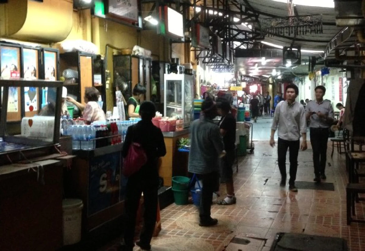 ส่องร้านอาหารกลางดงม็อบ"ทั้งเฟื่องทั้งฟุบ"