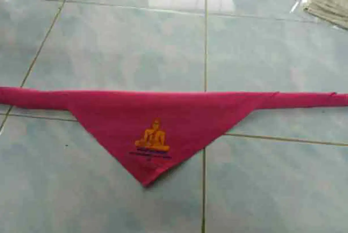 ตำรวจพะเยารับแจกผ้าพันคอปลุกเสก