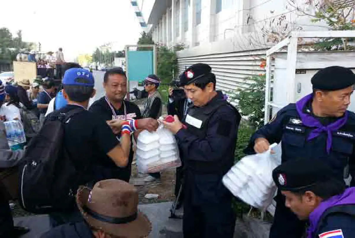 หลวงปู่พุทธอิสระพามวลชนลุยศูนย์ราชการ