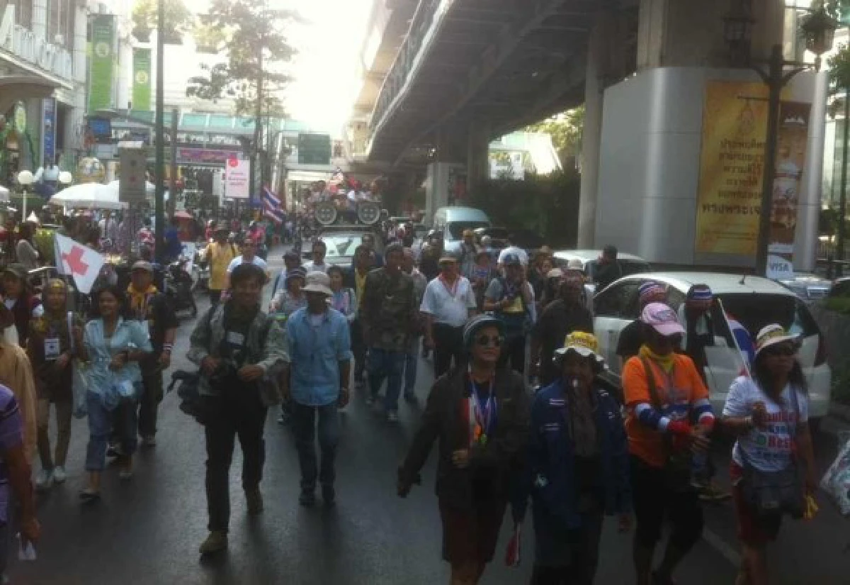 มวลชนปิดล้อมรฟม.รองผู้ว่าฯประกาศหยุดงาน1วัน