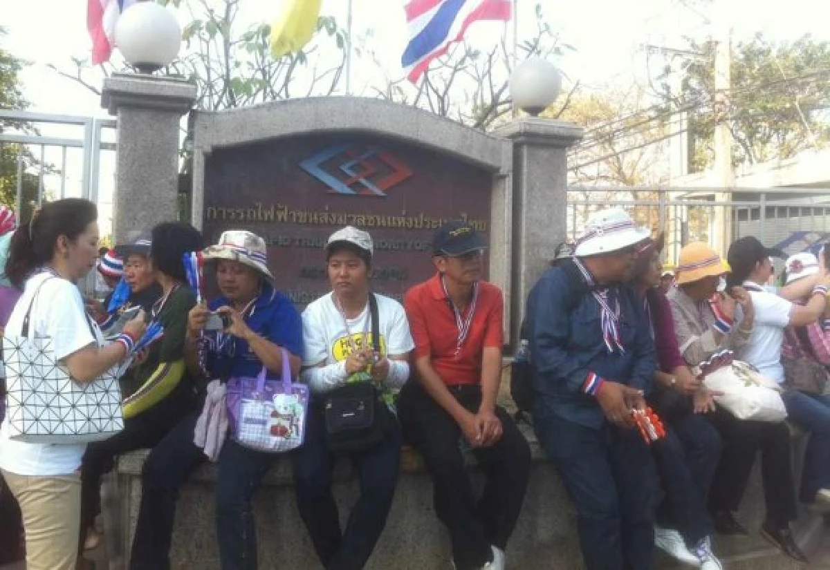 มวลชนปิดล้อมรฟม.รองผู้ว่าฯประกาศหยุดงาน1วัน