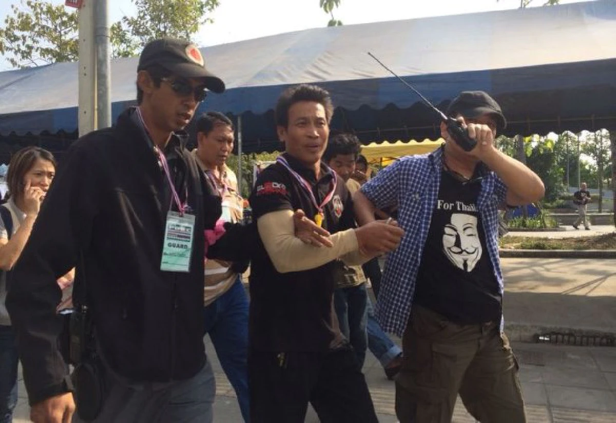การ์ดกปปส.จับชายต้องสงสัยป่วน