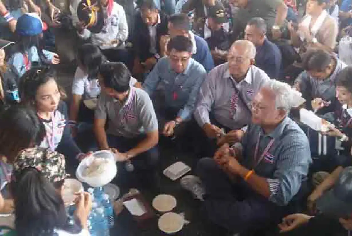 สุเทพนำมวลชนวนย้อนรอยบึ้ม