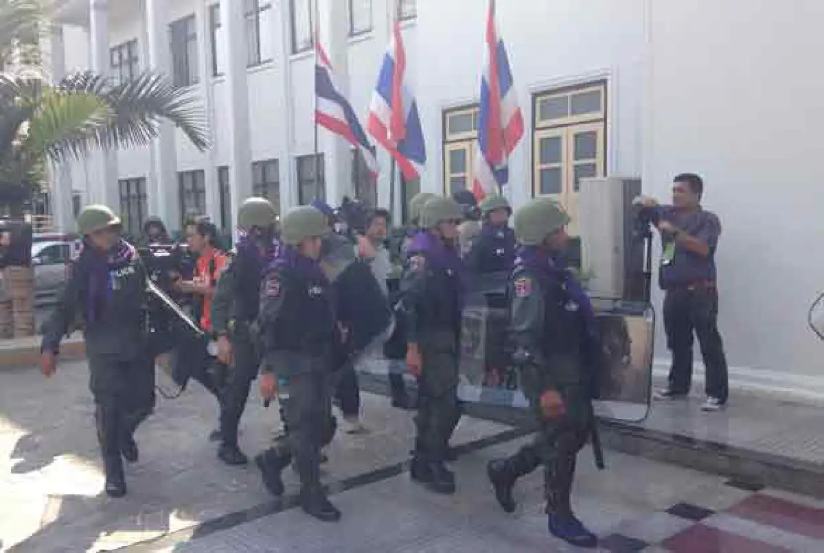 มวลชนบุกสตช.จี้ถามคดีบึ้มบรรทัดทอง