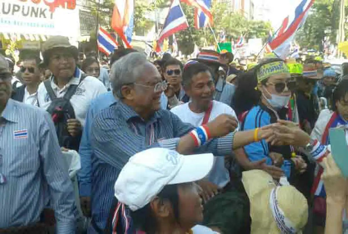สุเทพนำมวลชนวนย้อนรอยบึ้ม