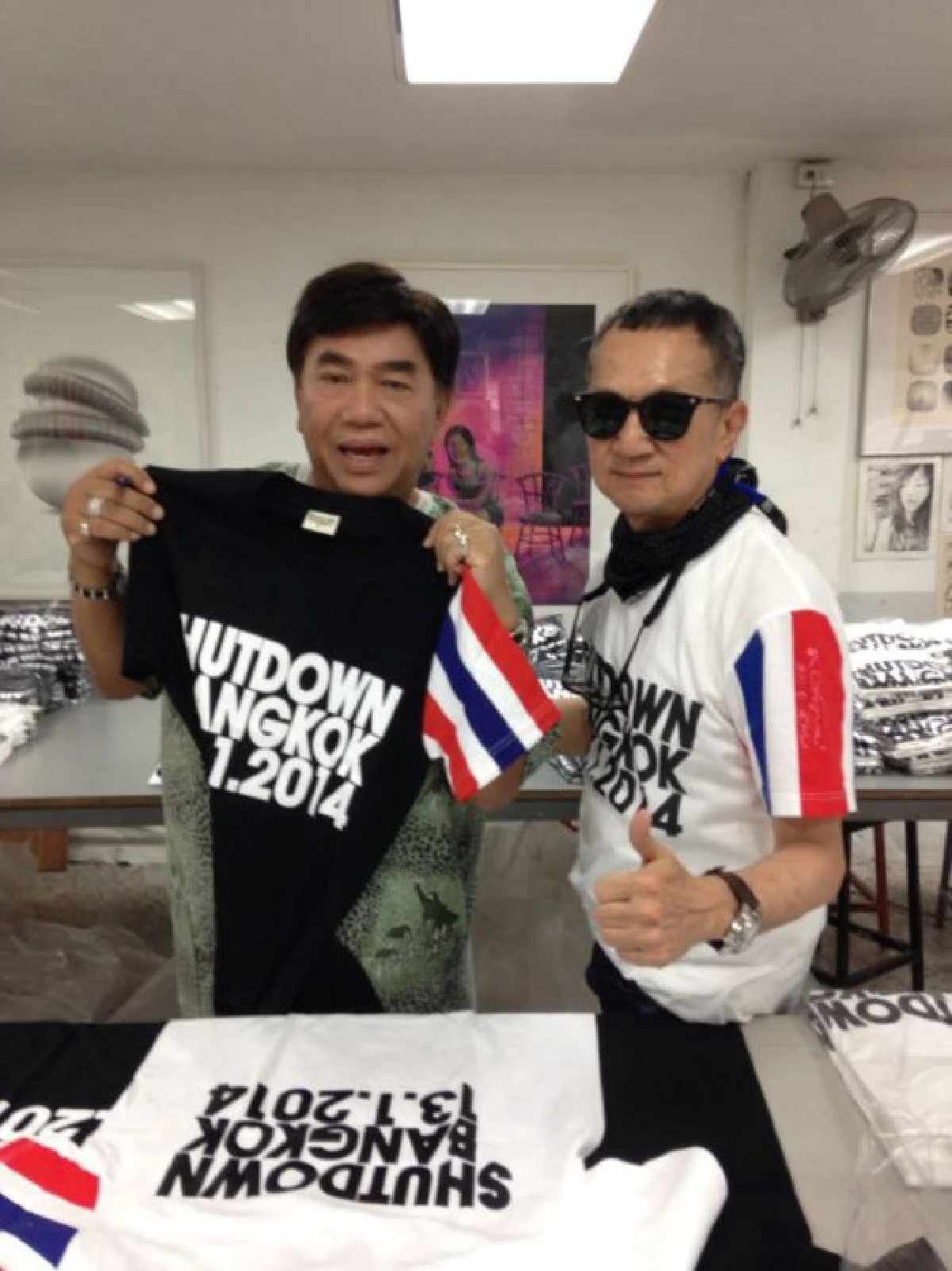 เสื้อยืดฝีมือคนดัง"ของที่ระลึก"สุดฮิตชัตดาวน์กทม.