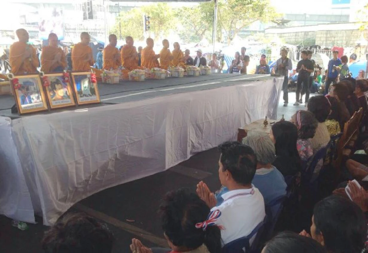 ถาวรนำม็อบอนุสาวรีย์ชัยฯทำบุญให้ผู้เสียชีวิต