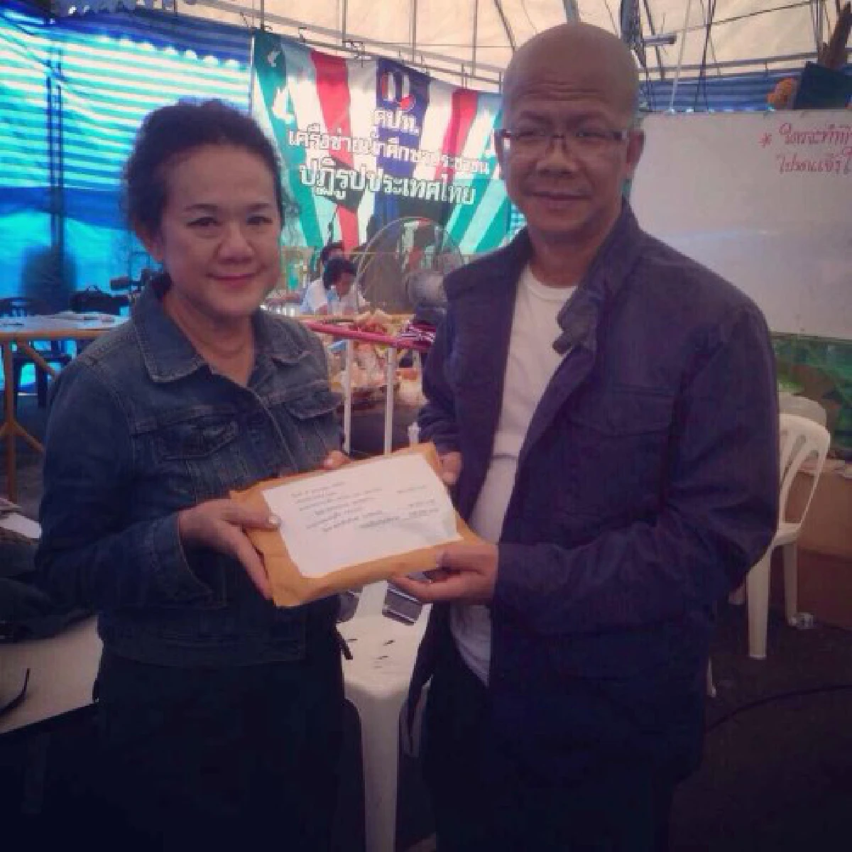 เสื้อยืดฝีมือคนดัง"ของที่ระลึก"สุดฮิตชัตดาวน์กทม.