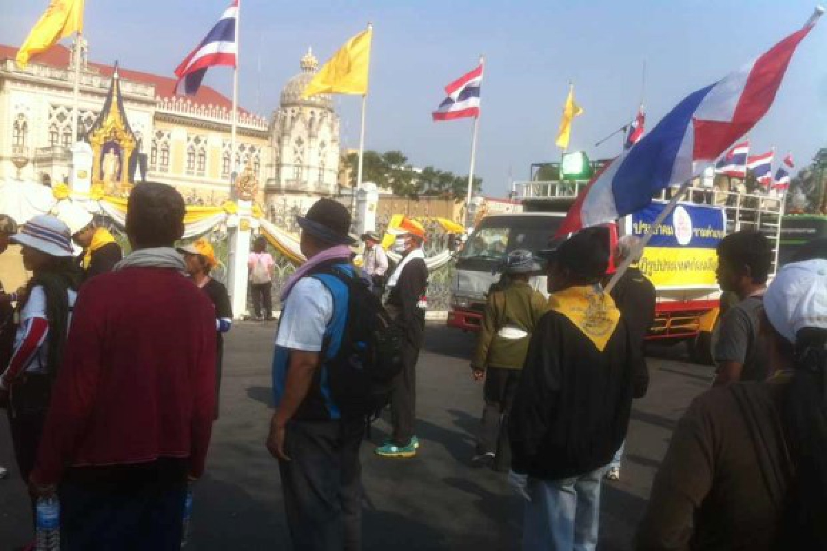 คปท.นำมวลชนเชิญตร.ออกจากทำเนียบฯ คปท.นำมวลชนเชิญตร.ออกจากทำเนียบฯ