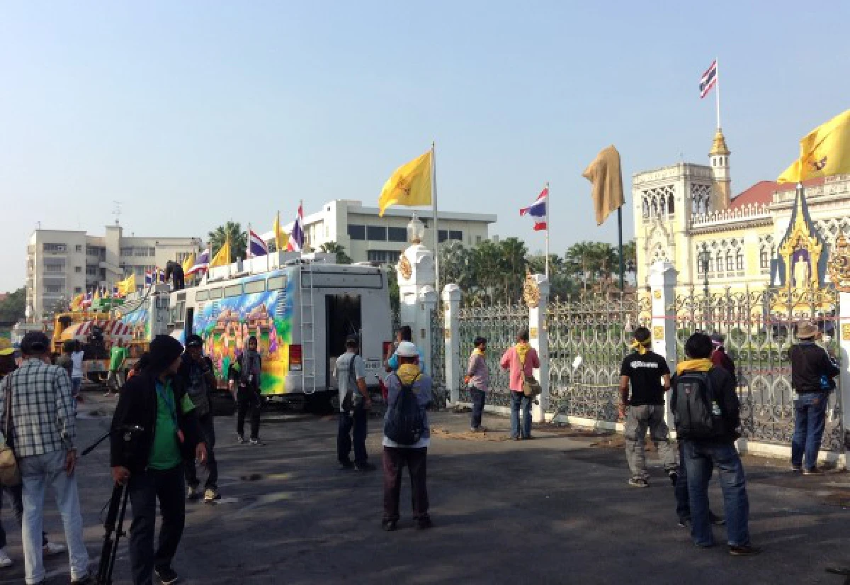 คปท.นำมวลชนเชิญตร.ออกจากทำเนียบฯ
