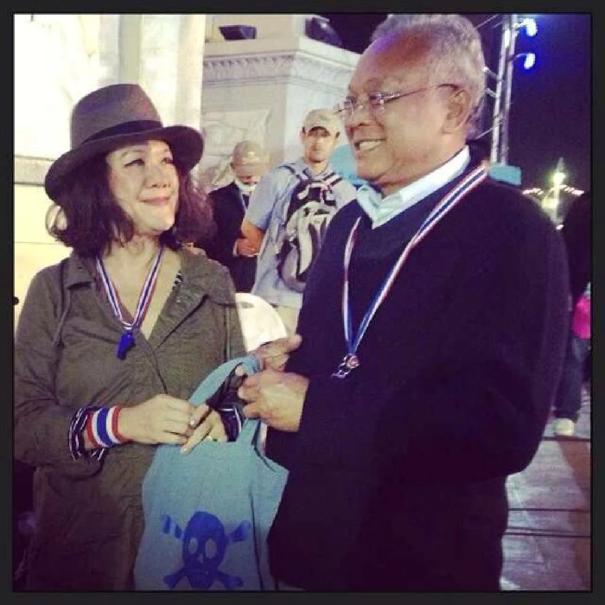 เสื้อยืดฝีมือคนดัง"ของที่ระลึก"สุดฮิตชัตดาวน์กทม.