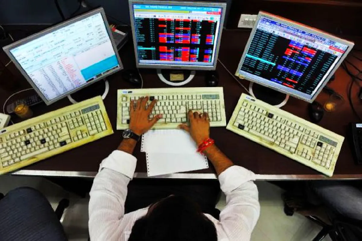 Risk & govt borrowing costs rise, as protest lengthens