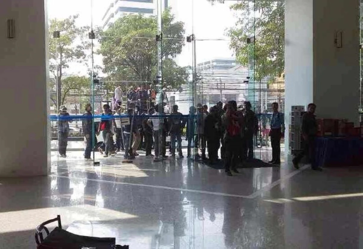 กปปส.บุกดีเอสไอขอพบ"ธาริต"