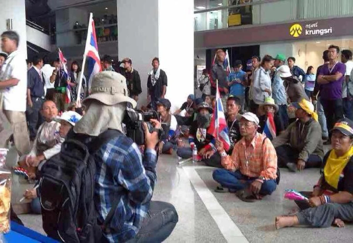 กปปส.บุกดีเอสไอขอพบ"ธาริต"