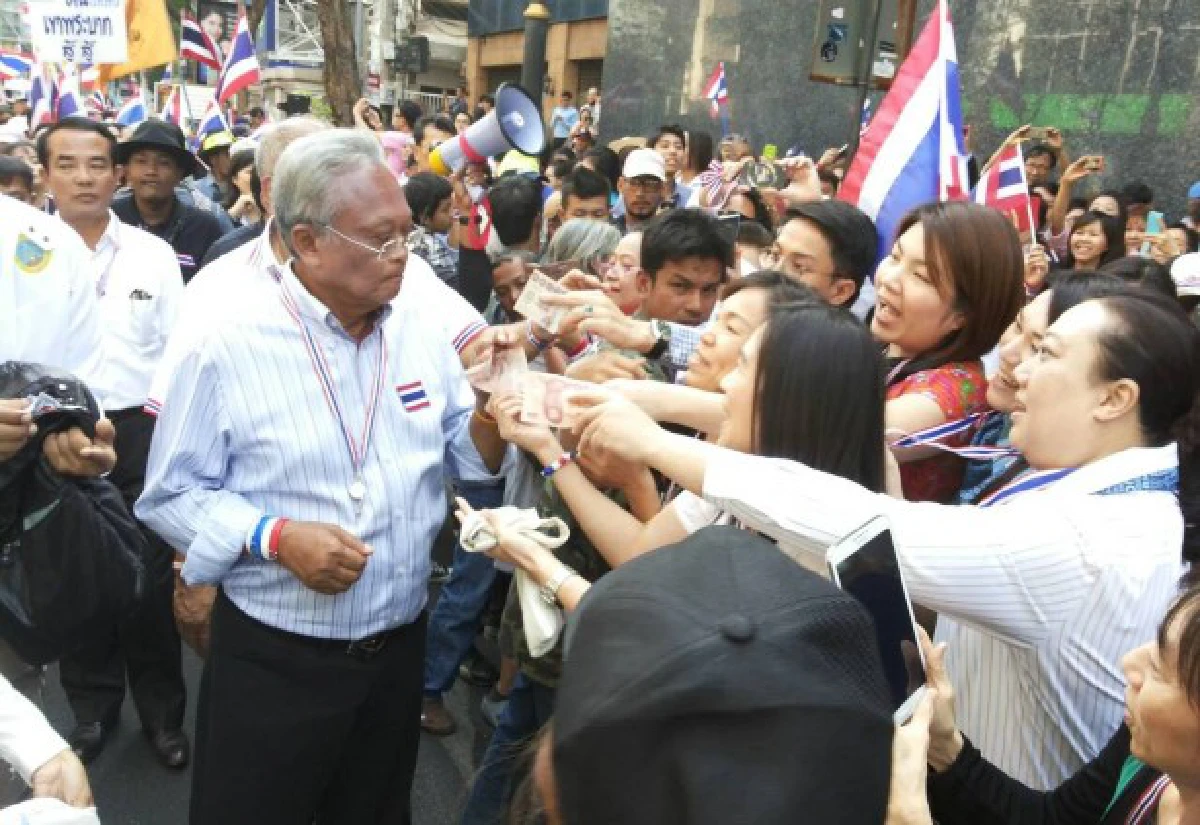 อาจารย์-นศ.ราชมงคลกรุงเทพต้อนรับม็อบคึกคัก