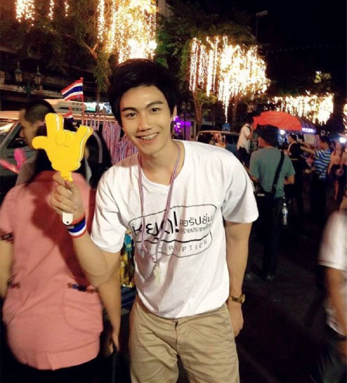 "รวมเดือนหนุ่มม็อบ"เพจนี้ไม่ได้มีดีแค่หน้าตา