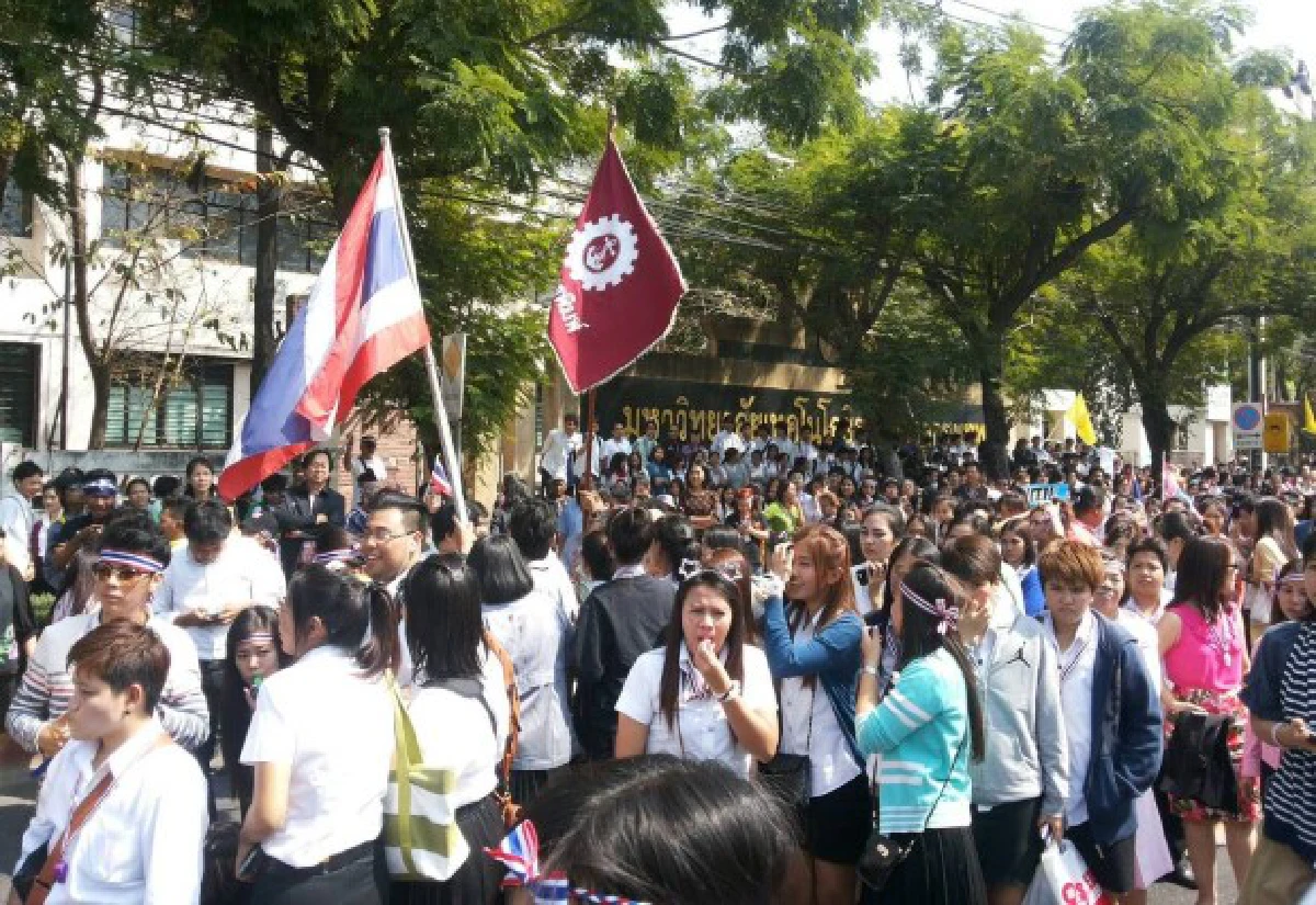 อาจารย์-นศ.ราชมงคลกรุงเทพต้อนรับม็อบคึกคัก