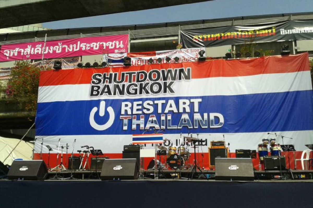 กปปส.เปลี่ยนฉากหลังเวทีแสดงจุดยืนสู้เพื่อชาติ กปปส.เปลี่ยนฉากหลังเวทีแสดงจุดยืนสู้เพื่อชาติ