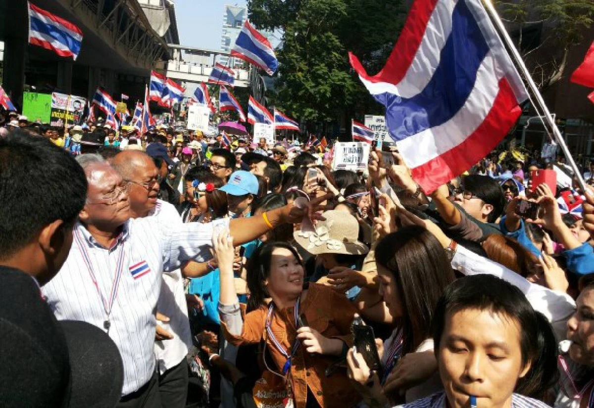 อาจารย์-นศ.ราชมงคลกรุงเทพต้อนรับม็อบคึกคัก