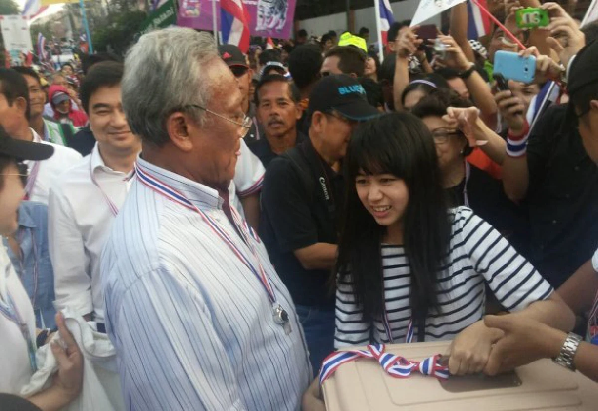 กรณ์-มาร์คโผล่ขบวนสุเทพปลุกคนสาทรไล่รัฐบาล