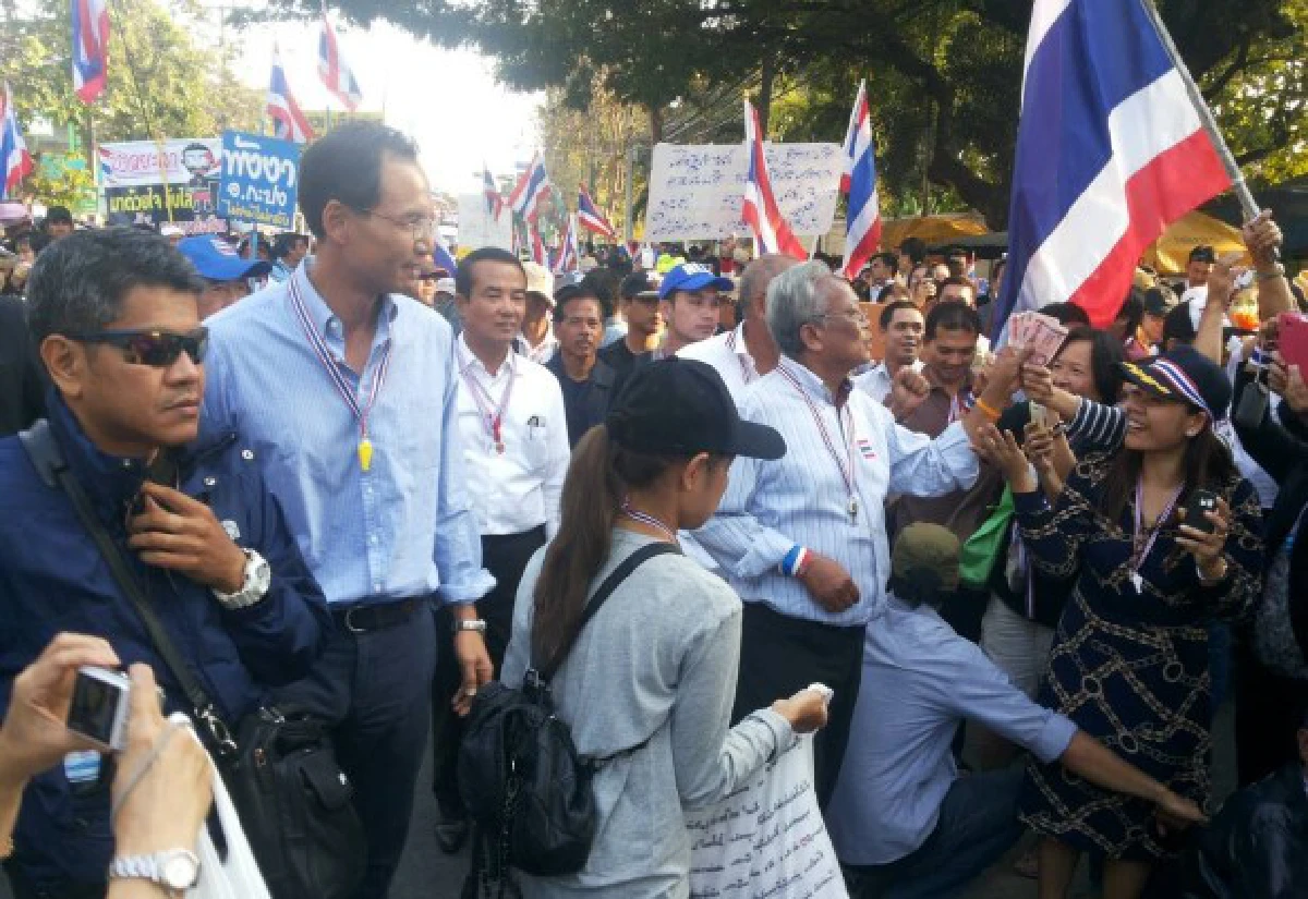 กรณ์-มาร์คโผล่ขบวนสุเทพปลุกคนสาทรไล่รัฐบาล