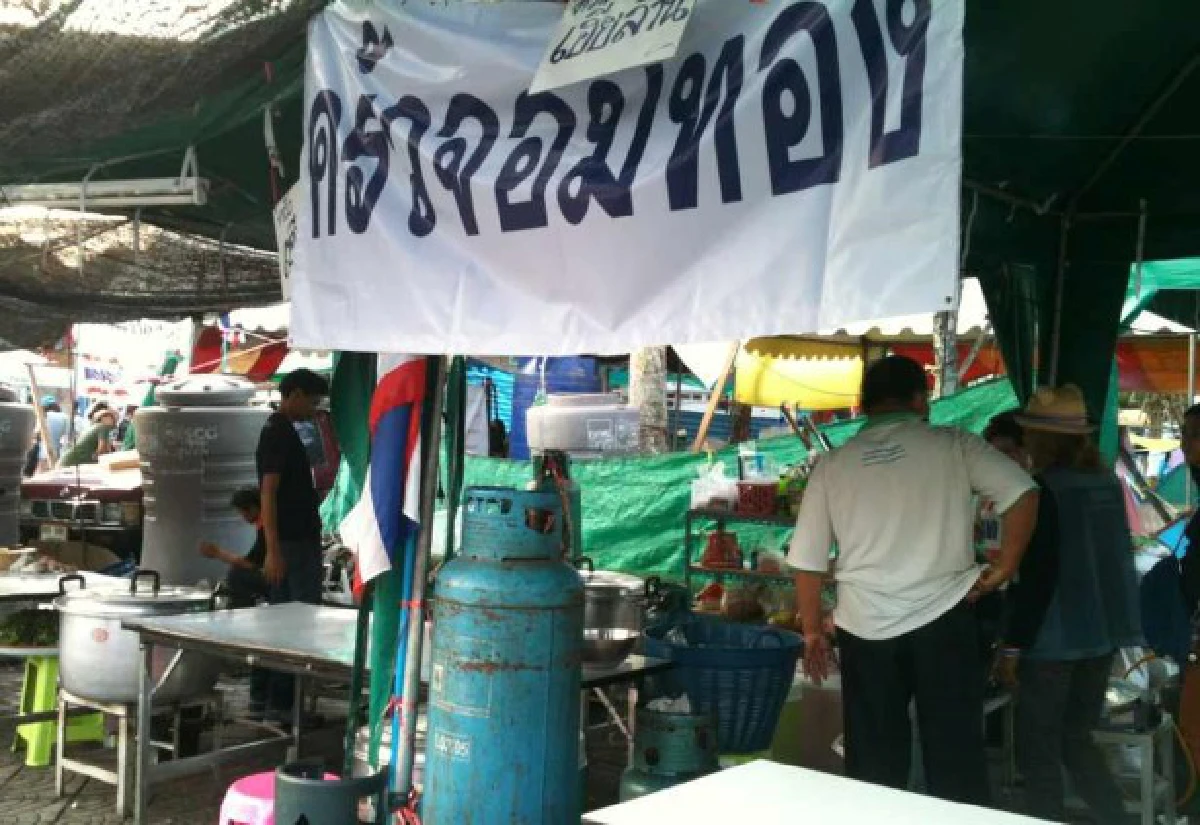 สวนลุมฯเตือนม็อบระวังอาหารแจกฟรี