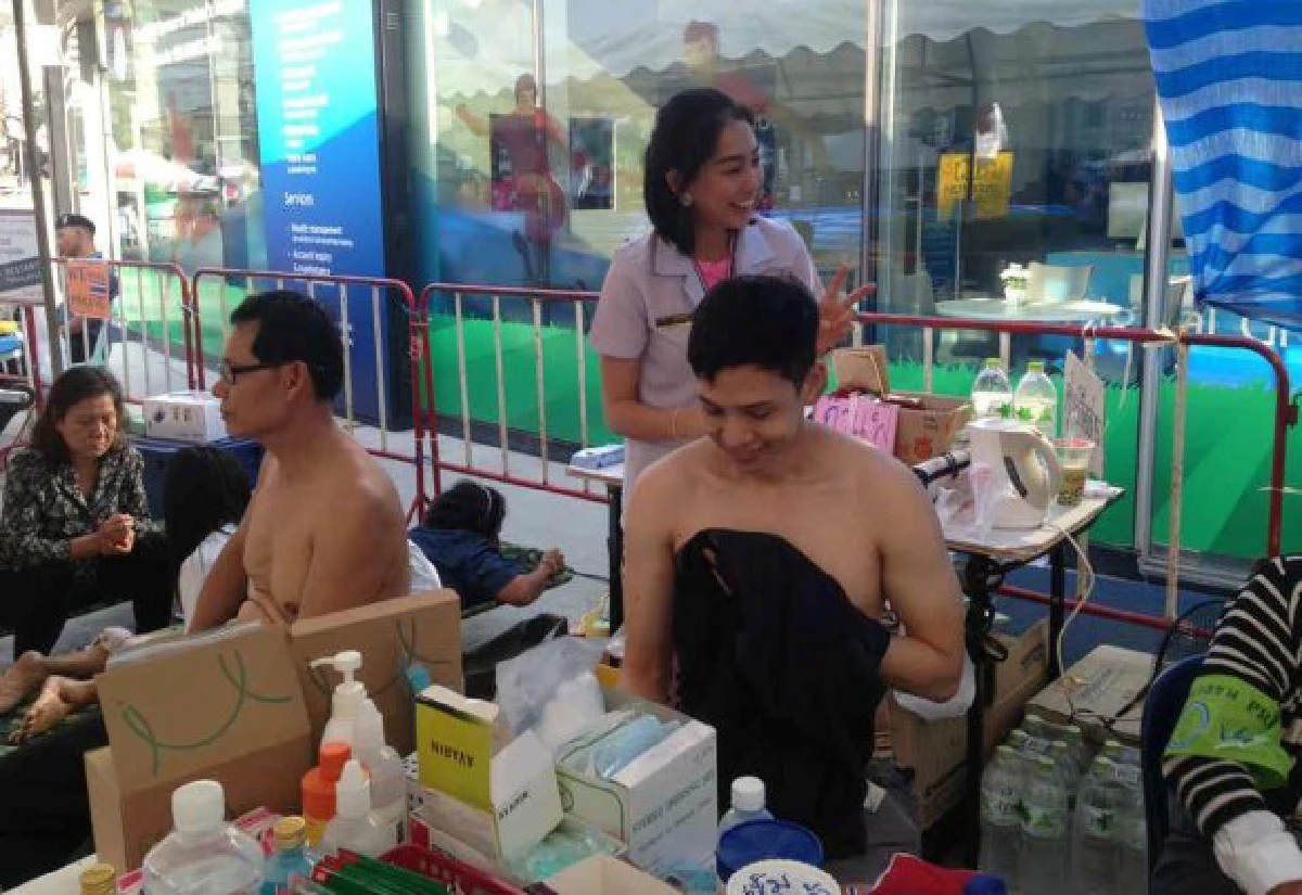 หมอหัวเฉียวจัดเต็นท์ฝังเข็มรักษาผู้ชุมนุม