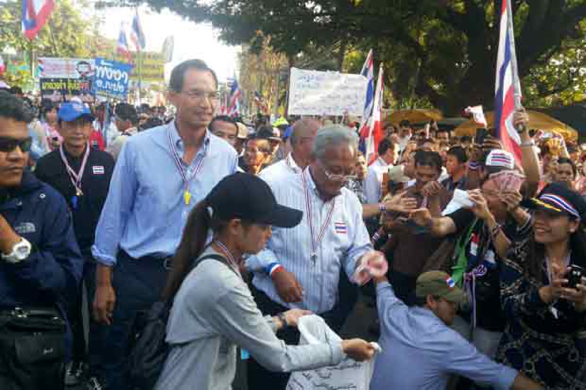 กรณ์-มาร์คโผล่ขบวนสุเทพปลุกคนสาทรไล่รัฐบาล กรณ์-มาร์คโผล่ขบวนสุเทพปลุกคนสาทรไล่รัฐบาล