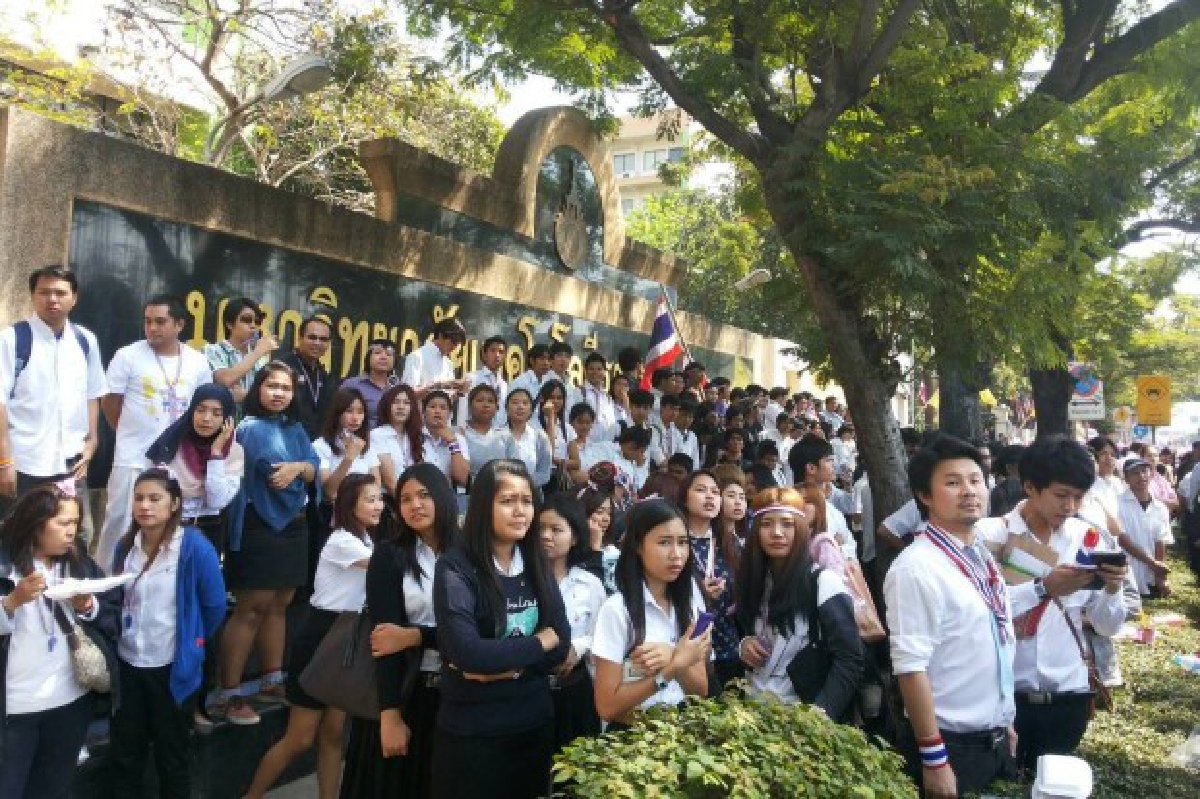อาจารย์-นศ.ราชมงคลกรุงเทพต้อนรับม็อบคึกคัก อาจารย์-นศ.ราชมงคลกรุงเทพต้อนรับม็อบคึกคัก