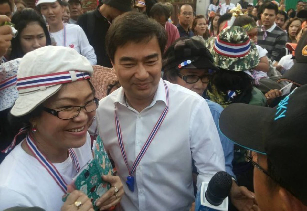 กรณ์-มาร์คโผล่ขบวนสุเทพปลุกคนสาทรไล่รัฐบาล