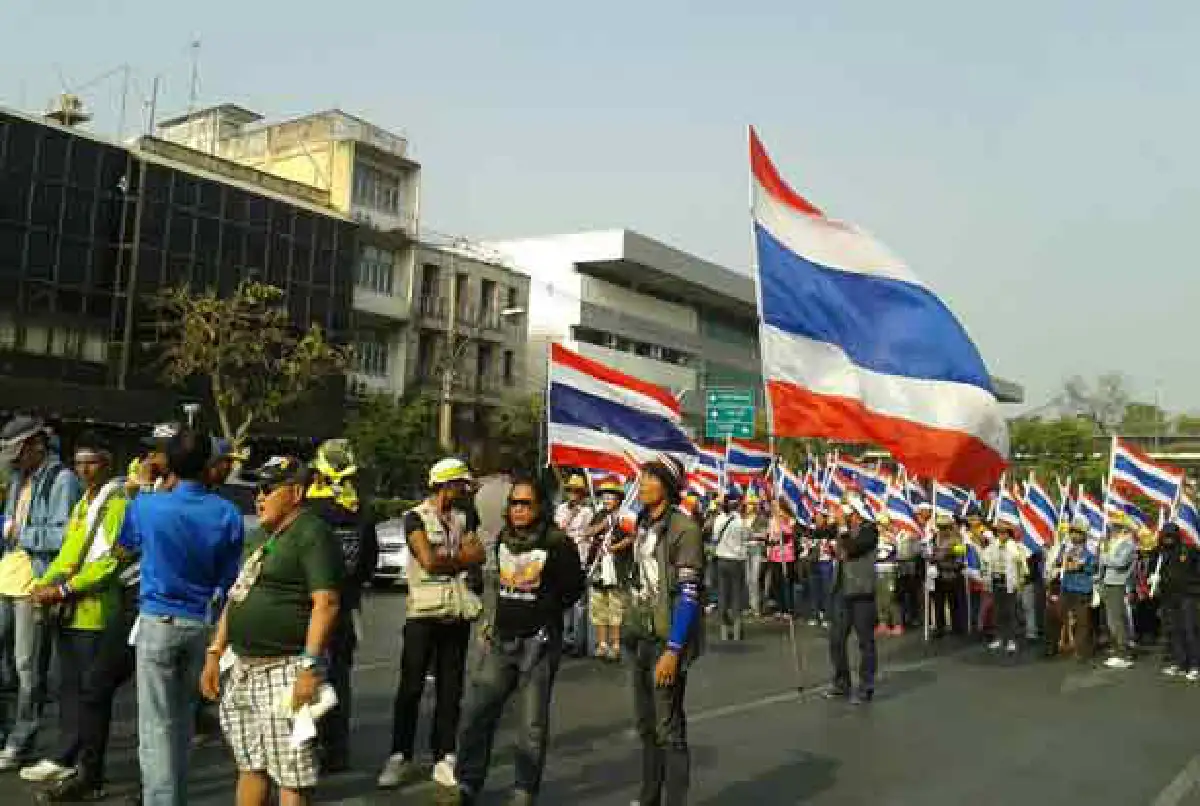 คปท.เคลื่อนขบวนบุกตร.รื้อป้ายสตช.ทิ้ง