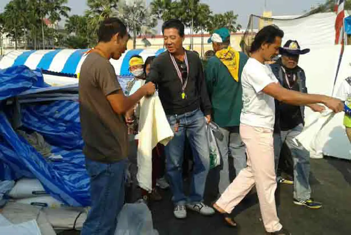 คปท.เคลื่อนขบวนบุกตร.รื้อป้ายสตช.ทิ้ง