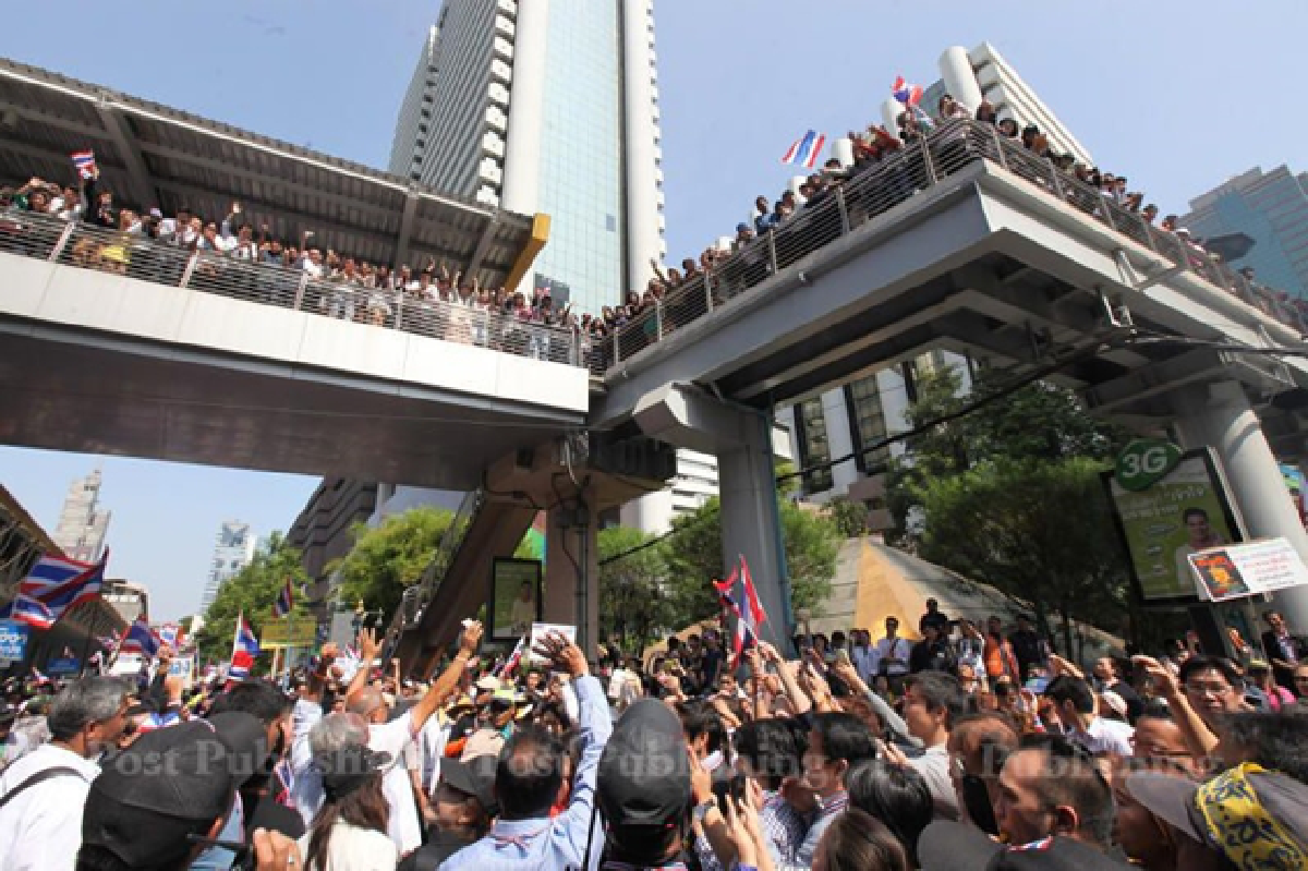 Emergency decree won't stop us, says Suthep (updated)