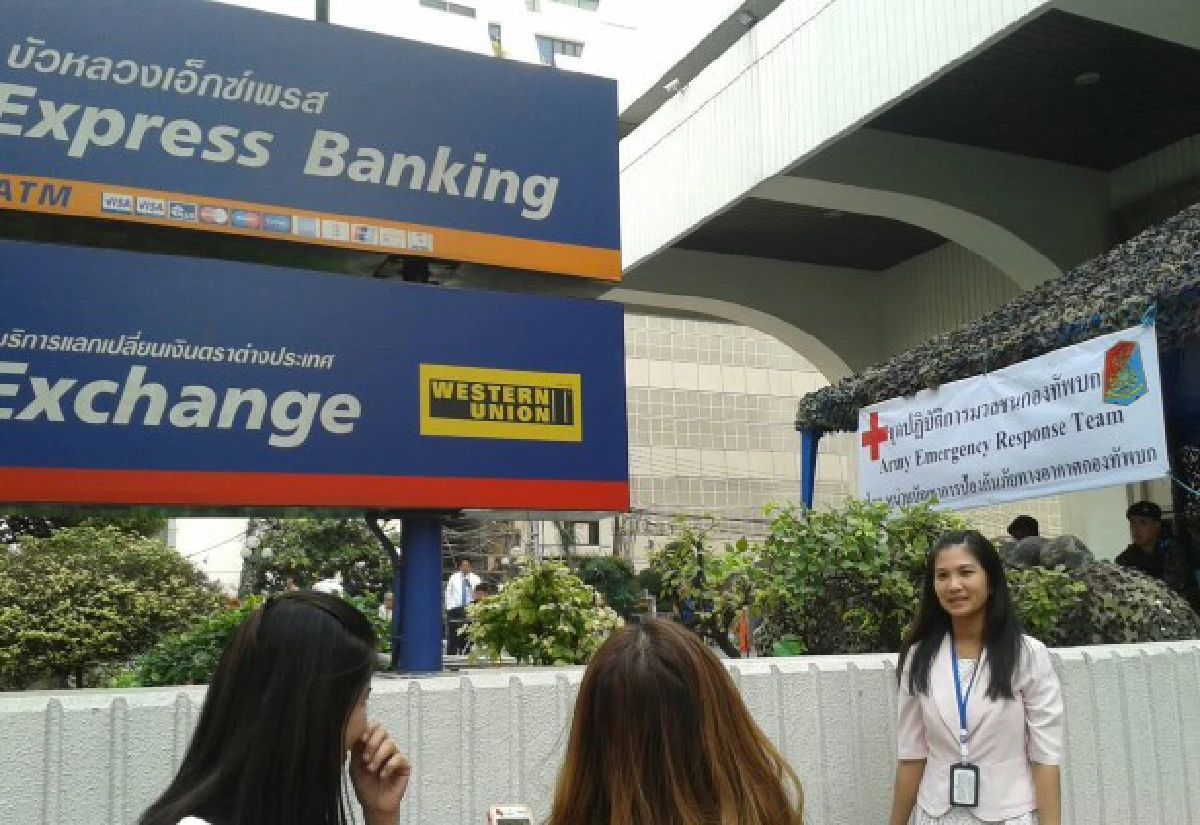 กองทัพส่งทหารตั้งเต็นท์หน้าธ.กรุงเทพสนง.ใหญ่สีลม