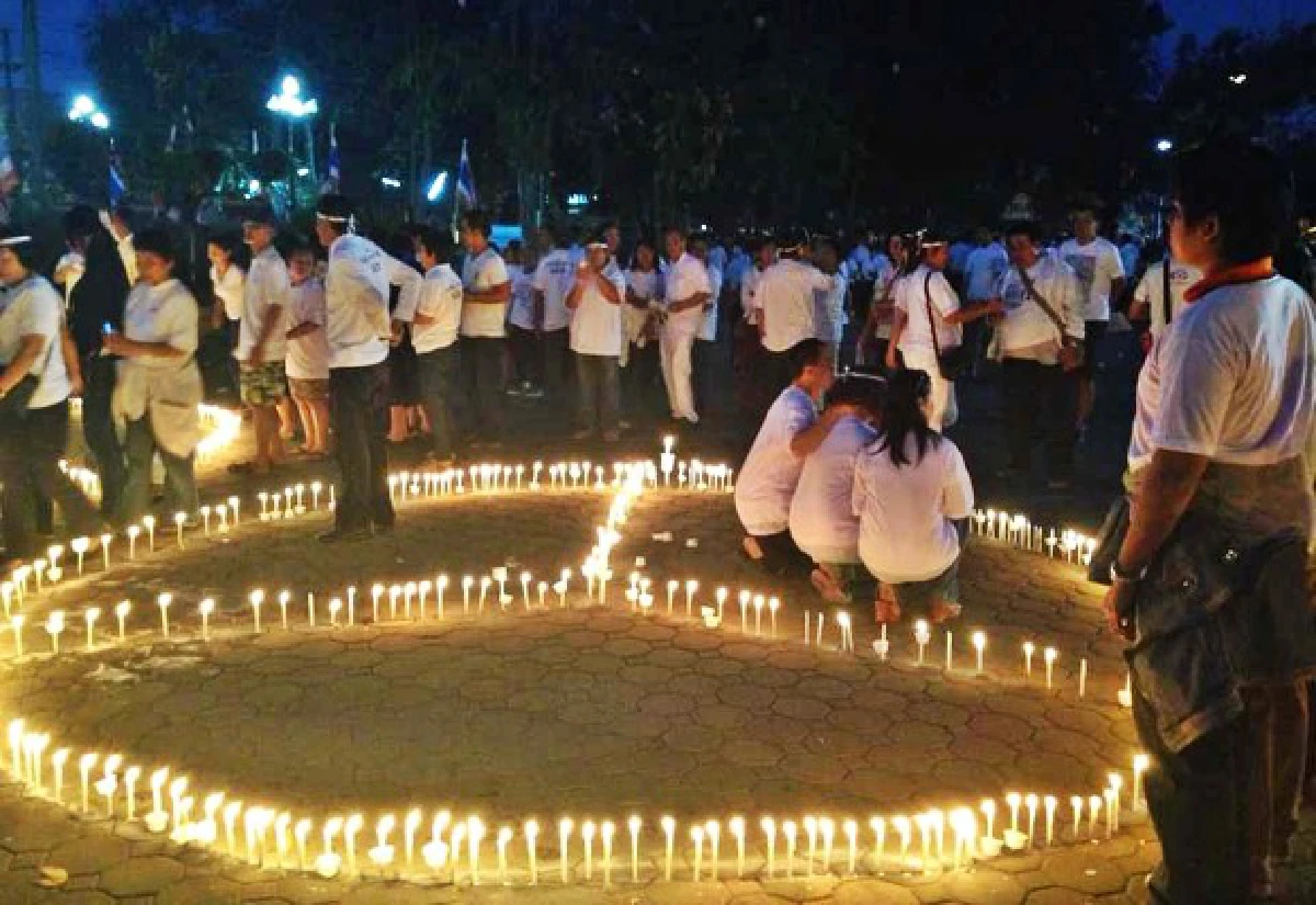 ชาวเน็ตมึนเสื้อขาวจุดเทียนโลโก้เบนซ์เรียกร้องสันติ