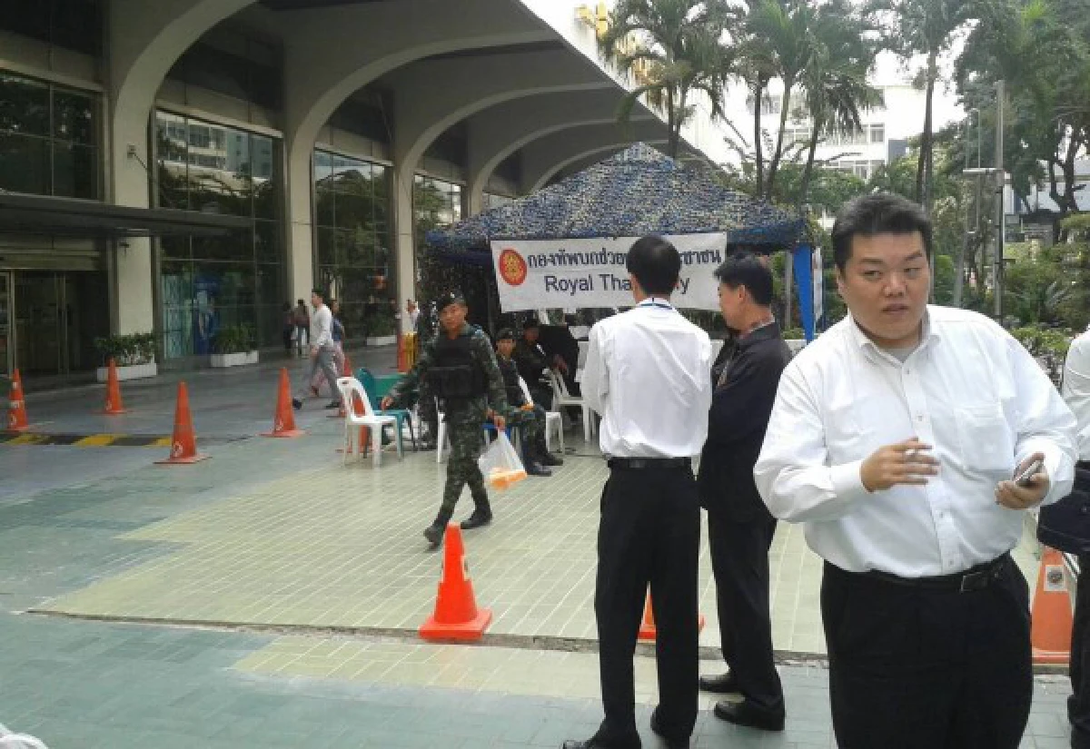 กองทัพส่งทหารตั้งเต็นท์หน้าธ.กรุงเทพสนง.ใหญ่สีลม