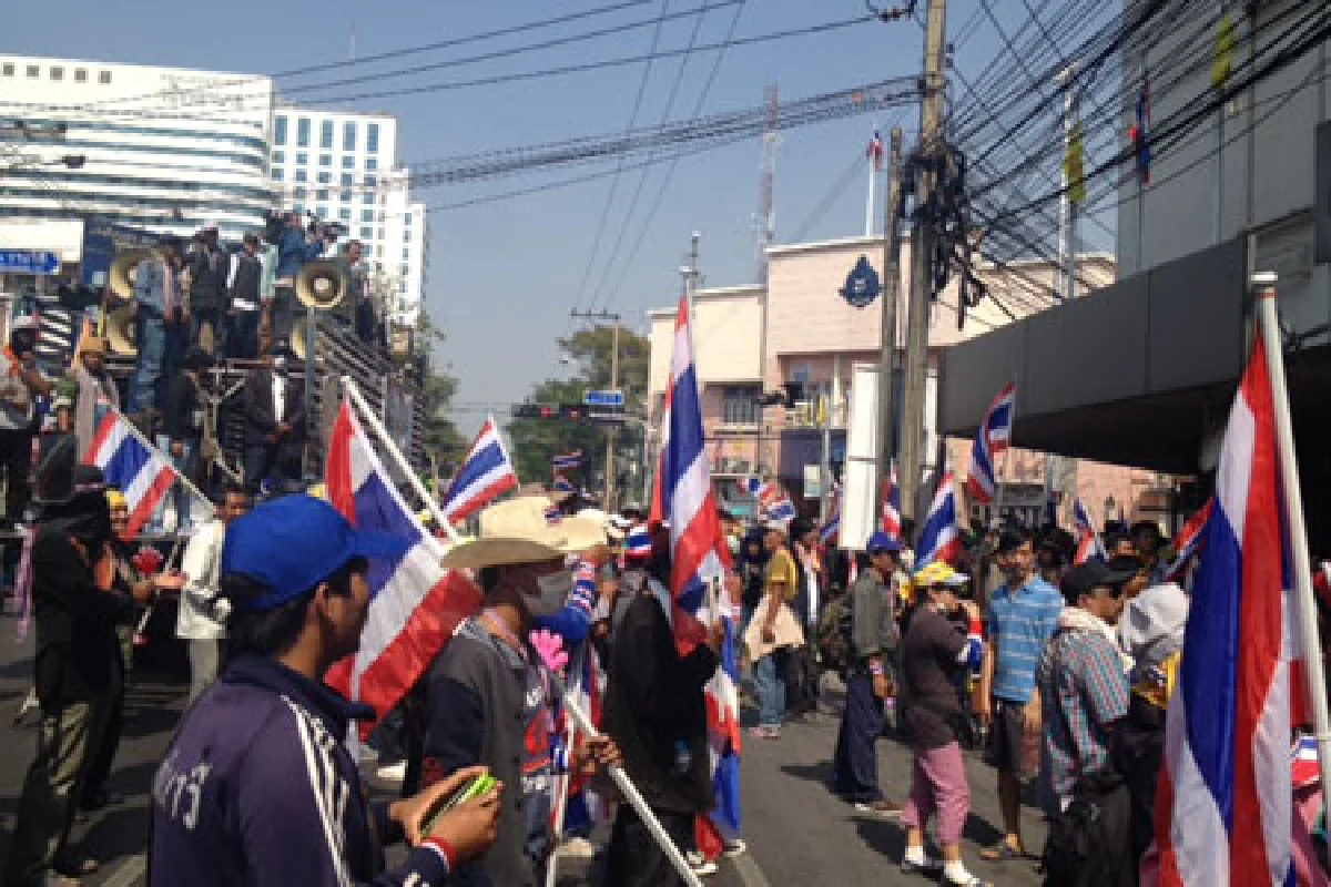 คปท.บุกสำนักพิมพ์ ครม.ห้ามขรก.ทำงาน
