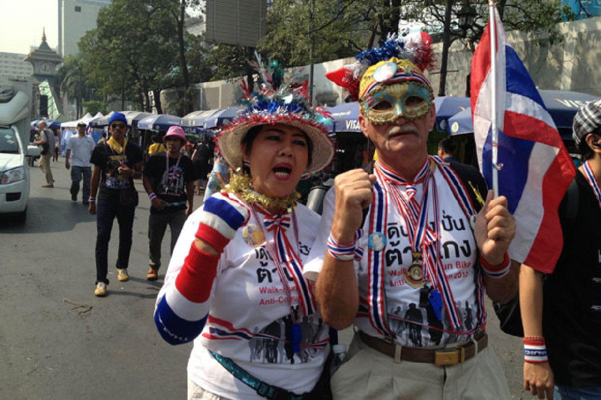 คุยกับฝรั่งรักชาติไทยไปม็อบตั้งแต่ยุค เสธ.อ้าย คุยกับฝรั่งรักชาติไทยไปม็อบตั้งแต่ยุค เสธ.อ้าย