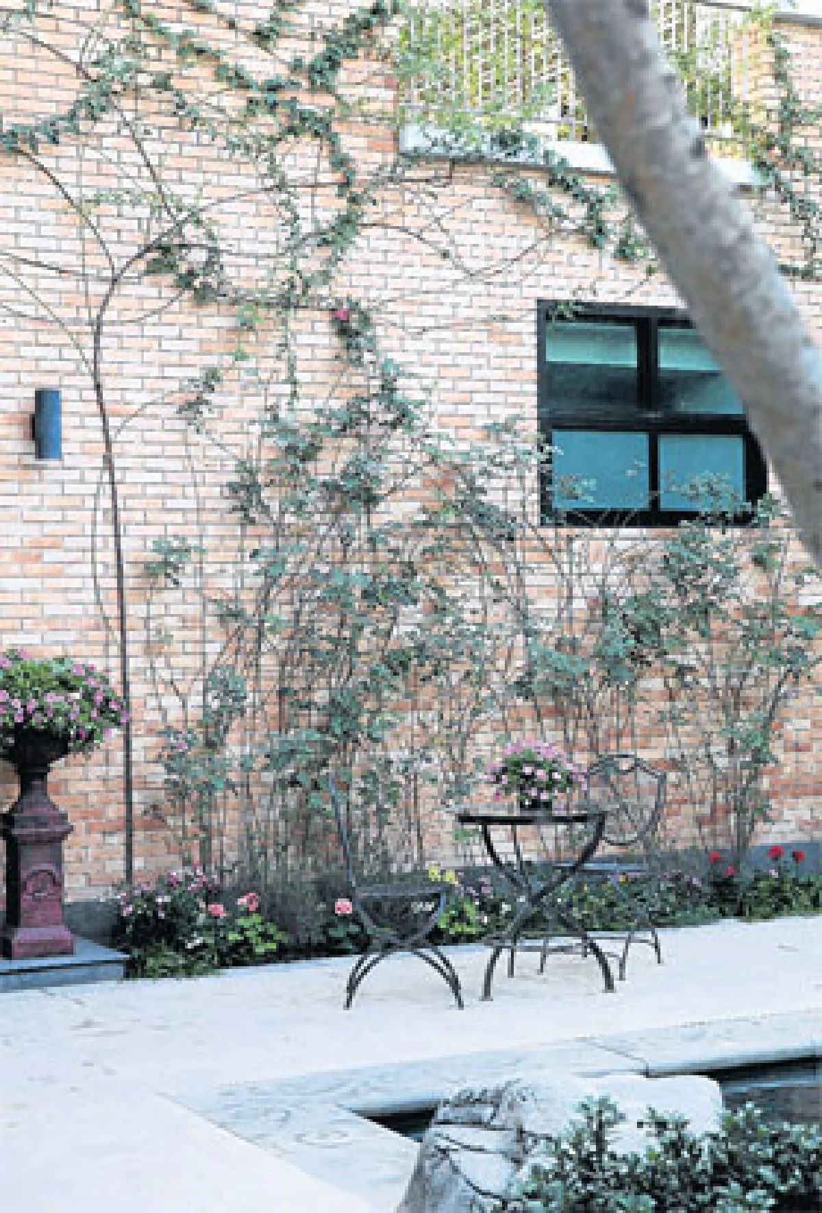 บ้านสวนสวยสไตล์อังกฤษ อิงแอบธรรมชาติ