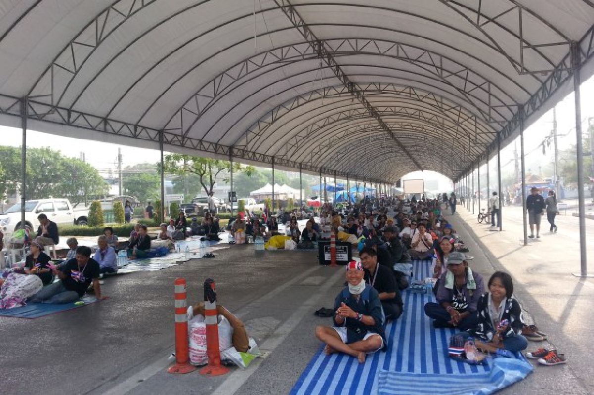 การ์ดแจ้งวัฒนะปิดถนนจราจรหนึบ การ์ดแจ้งวัฒนะปิดถนนจราจรหนึบ